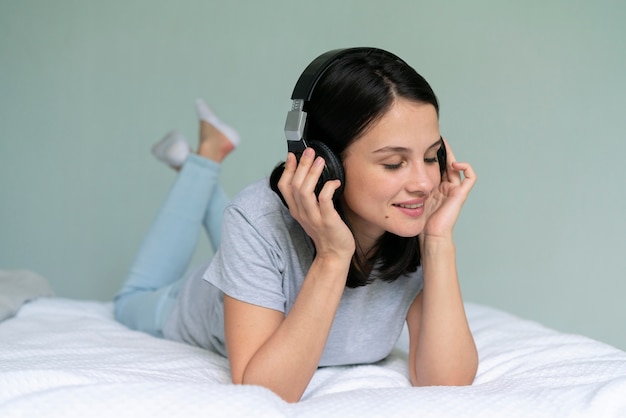 집에서 음악을 듣는 젊은 여성