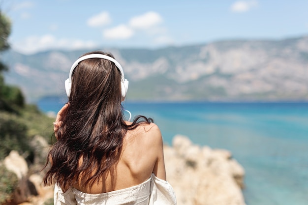 Молодая женщина слушает музыку
