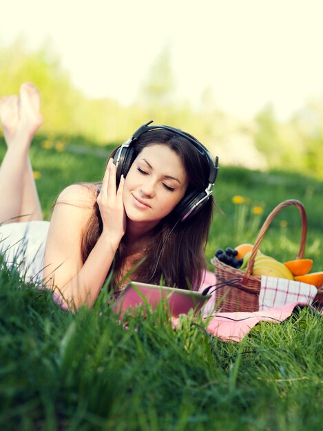 音楽を聴いている若い女性
