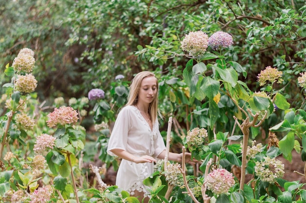 無料写真 異なる植物を見て若い女性