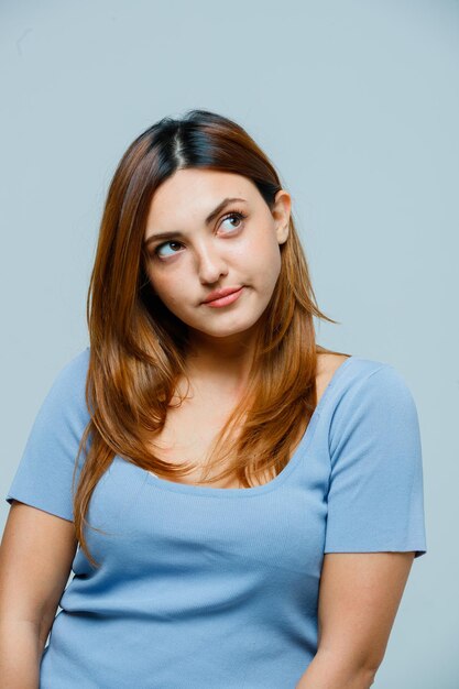 Free photo young woman looking away while thinking