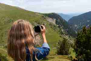 Foto gratuita giovane donna che guarda una bellissima vista della natura