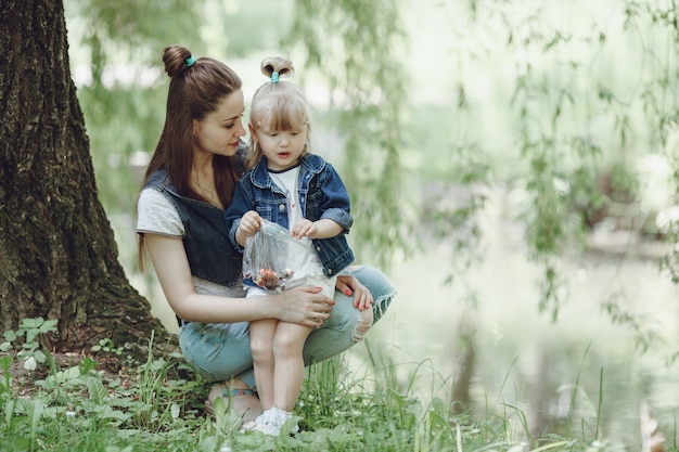 Giovane donna guardando la figlia nel parco