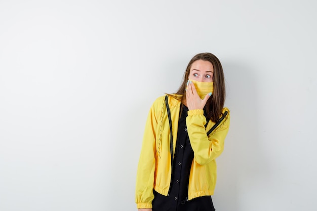 Free photo young woman looking surprised