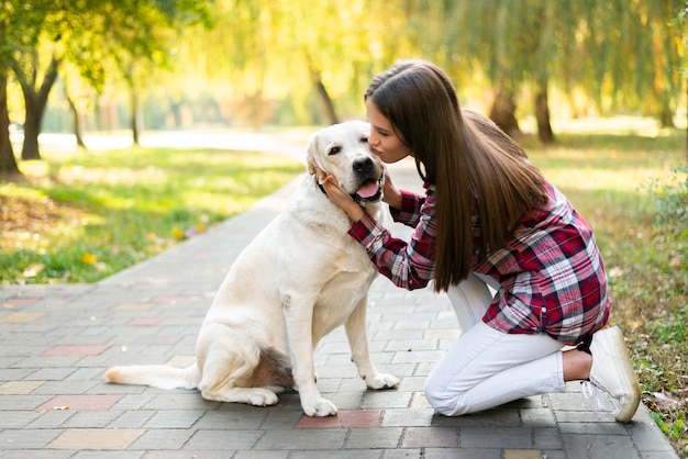Молодая женщина в любви со своей собакой
