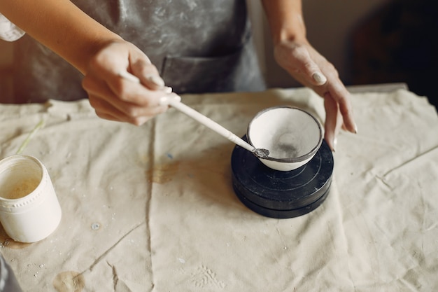 無料写真 若い女性はワークショップで陶器を作る