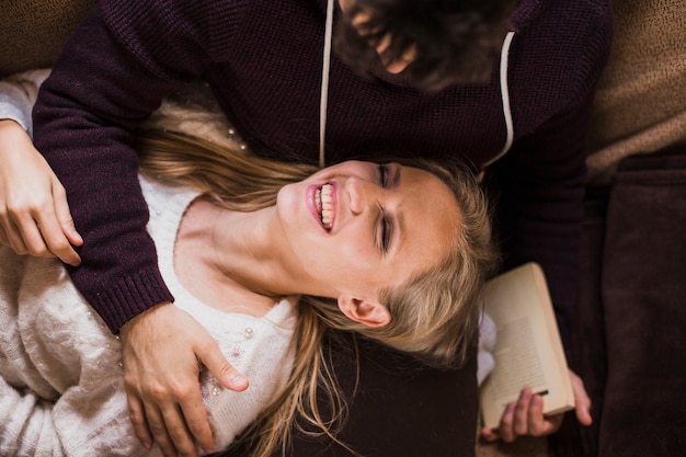 Foto gratuita giovane donna e uomo che si godono a vicenda