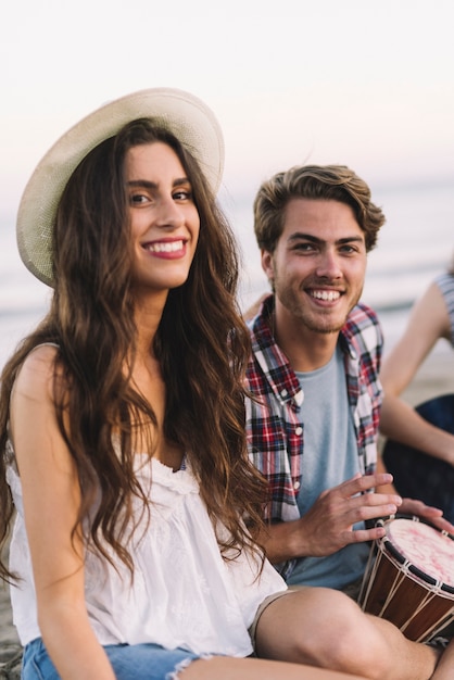 Giovane donna e l'uomo sorridente