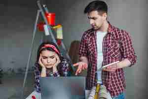 Foto gratuita giovane donna e uomo che litigano durante i lavori di ristrutturazione in appartamento