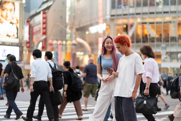 楽しい髪の色の若い女性と男性