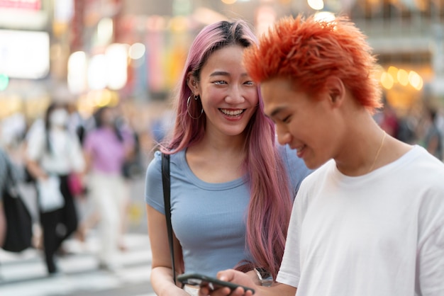 Foto gratuita giovane donna e uomo con divertenti colori di capelli