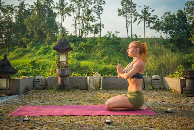 Giovane donna meditando