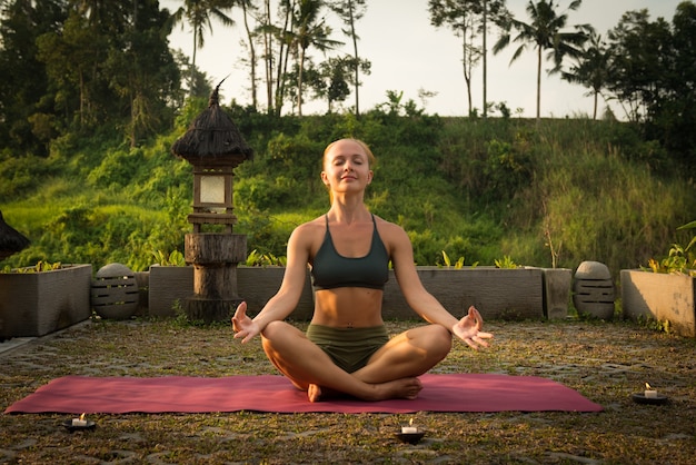 Foto gratuita giovane donna meditando