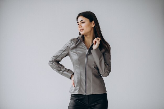 灰色の革のジャケットを着た若い女性モデル