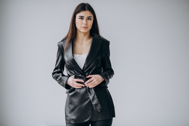 Молодая женщина модель носить кожаную куртку