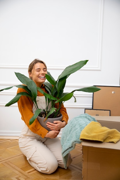 Free photo young woman moving in new home