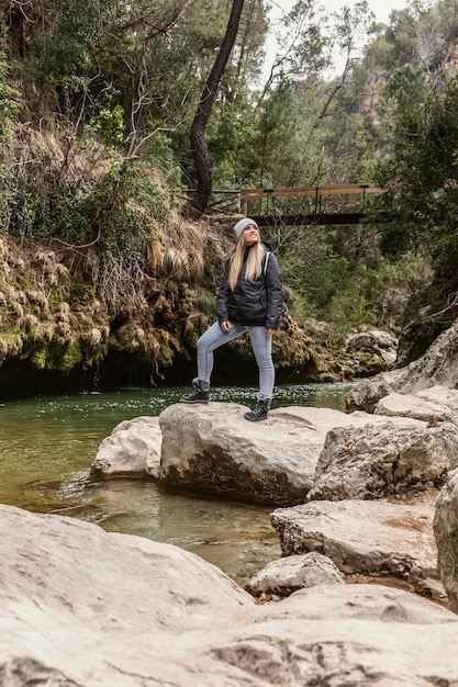 Молодая женщина на природе у реки