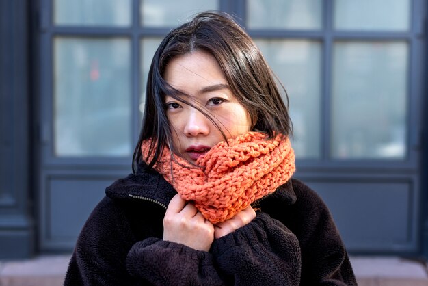 昼間ニューヨーク市の若い女性