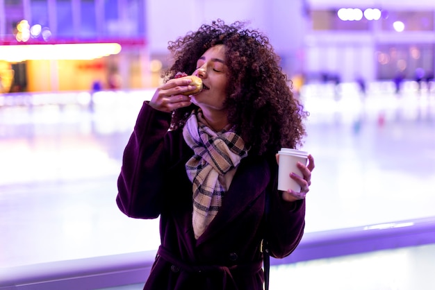 Foto gratuita giovane donna a new york durante il giorno