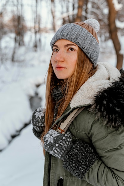 Бесплатное фото Молодая женщина в зимний день