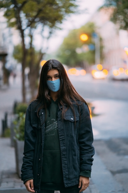 빈 거리에서 보호 의료 멸균 마스크에 젊은 여자, 사람