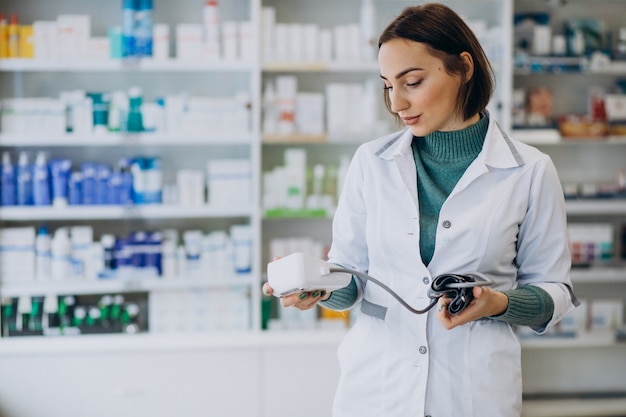 Foto gratuita farmacista della giovane donna in farmacia