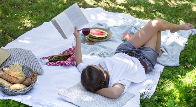 本を読んでピクニックで若い女性