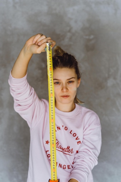 Foto gratuita la giovane donna progetta di riparare in una nuova stanza.