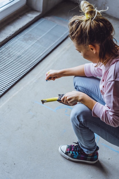 Free photo young woman plans to repair in a new room.