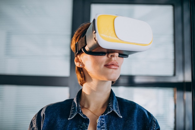 VR 안경을 통해 게임을하는 젊은 여자