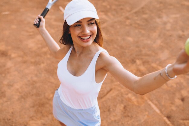 젊은 여자 코트에서 테니스