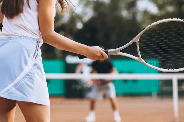 テニスをコートで若い女性