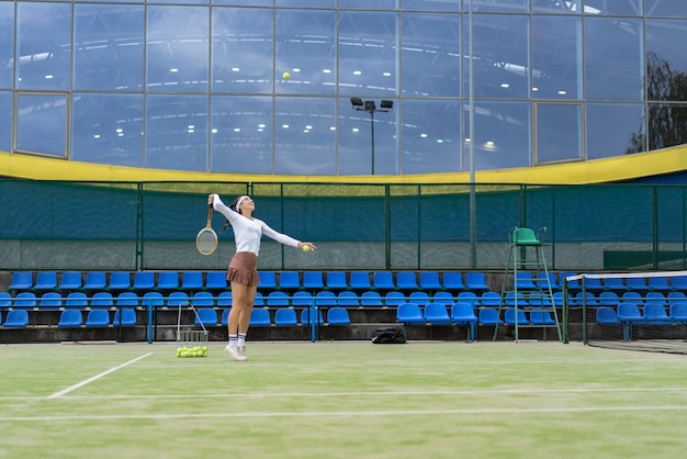 Foto gratuita giovane donna che gioca a tennis