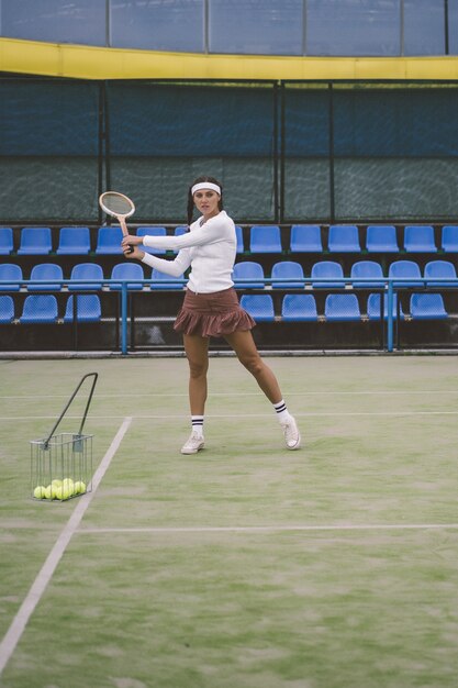 テニスをしている若い女性
