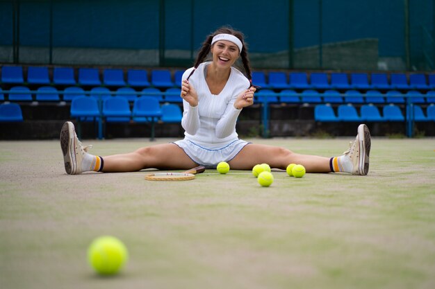 テニスをしている若い女性
