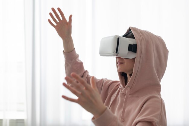 Молодая женщина играет в видеоигры в очках виртуальной реальности