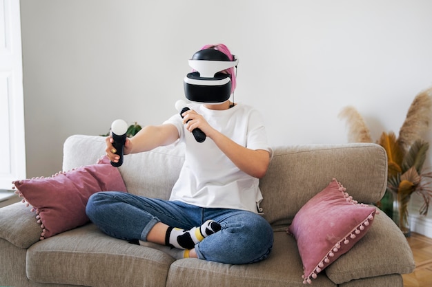 Giovane donna che gioca un gioco di realtà virtuale