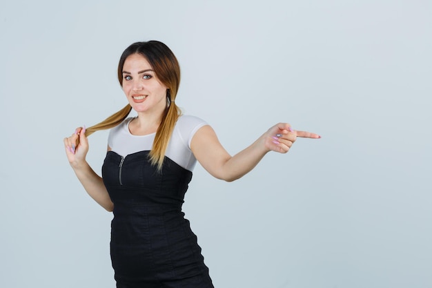 人差し指で右向きの若い女性