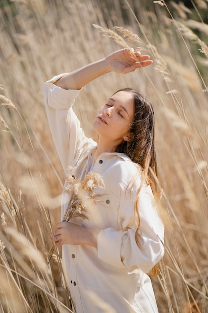 Free photo young woman posing in a field