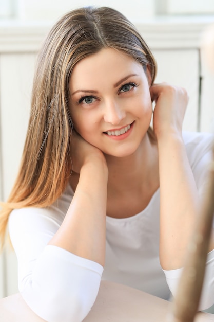 Free photo young woman posing inside the home