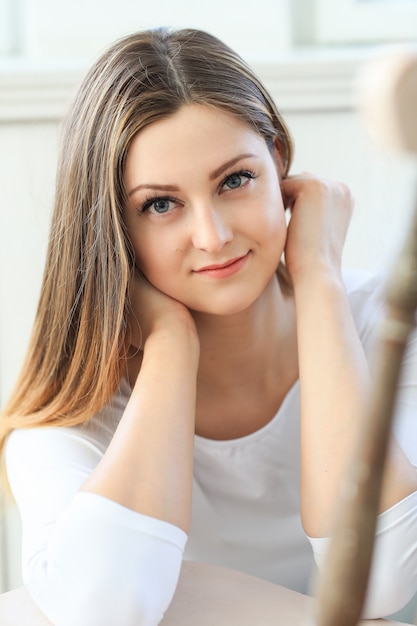 Free photo young woman posing inside the home