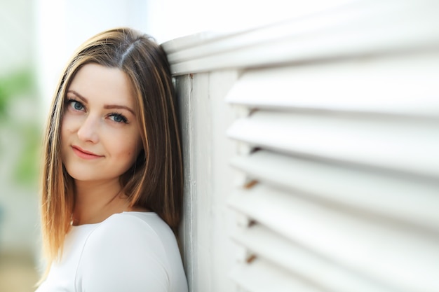 Foto gratuita giovane donna che posa dentro la casa