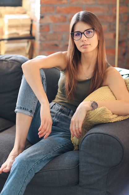 Free photo young woman posing inside the home