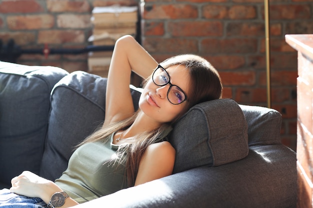 Foto gratuita giovane donna che posa dentro la casa