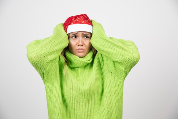 Foto gratuita giovane donna in posa in cappello rosso di babbo natale