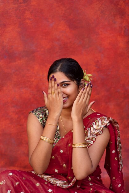 Молодая женщина позирует в традиционной одежде сари