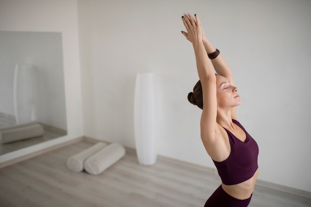 Молодая женщина упражнениями йоги для баланса своего тела