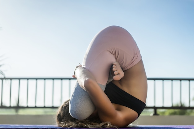 Free photo young woman practicing yoga