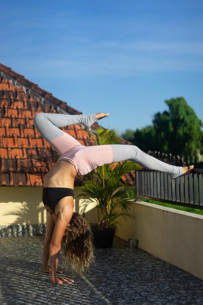 Молодая женщина практикующих йогу