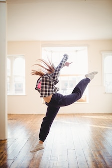 Молодая женщина танцует хип-хоп Бесплатные Фотографии